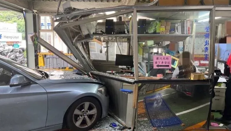 汐止驗車BMW撞衝爆車頭！女員工這下賠慘了