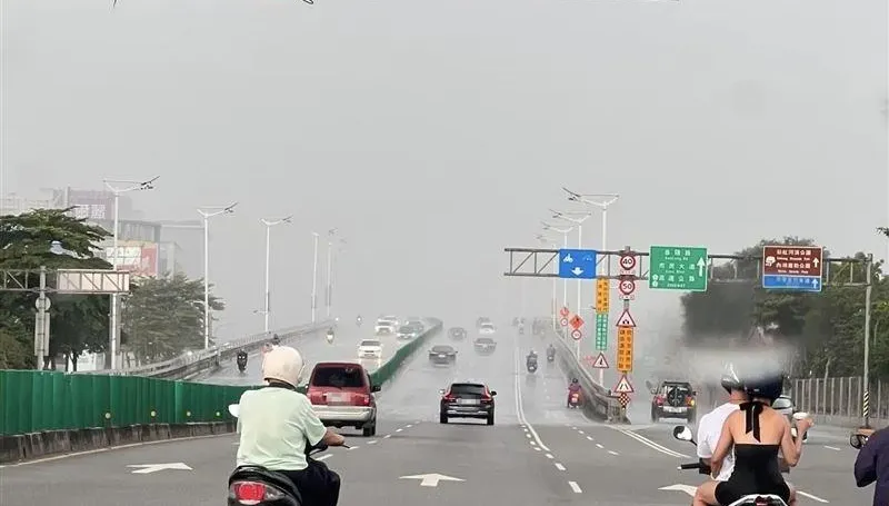 馬路奇景「乾濕分離」！等紅燈前方暴雨　氣象局：雷雨範圍較局部
