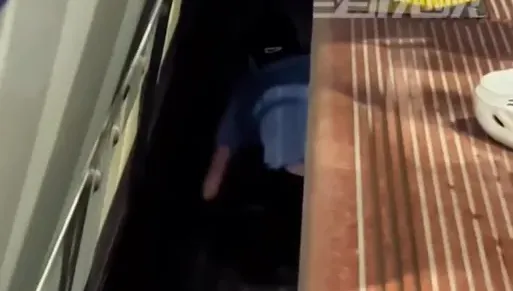 影/1歲童失足跌落月台縫隙　女乘務員秒跳下鐵軌成功救人