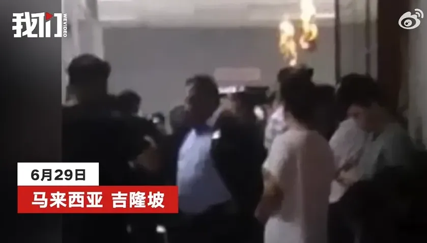 陸客入境大馬疑遭「帶到小房間」索賄　旅遊部長「闖機場」救人畫面瘋傳