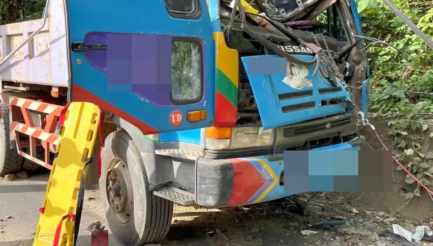 快訊/高雄大貨車突自撞！電線杆砸碎車頭　緊急斷電救出受困駕駛