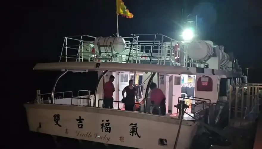 影/「雙吉福氣號」提早脫困！75名人員均安　疑因躲避漁船不慎擱淺