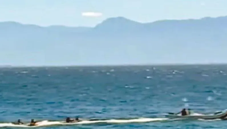 小琉球險象！「海上母雞帶小鴨」膠筏拖帶獨木舟玩水