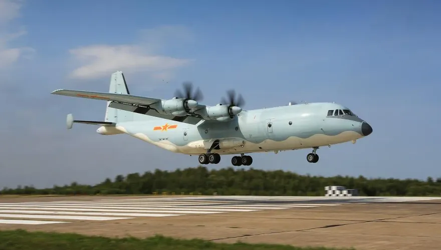 國軍偵獲對岸30機艦闖西南空域　共機貼海峽中線飛擾台海