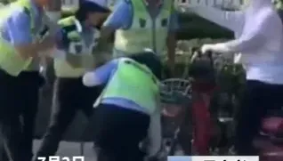 影/女交警勸導民眾「戴安全帽」被拒失控暴走　放話「弄死你」慘遭調職