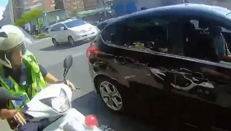 老婆要生了卻塞車陣！夫按下車窗求助　暖警霸氣：「跟我走」…5分鐘直衝醫院