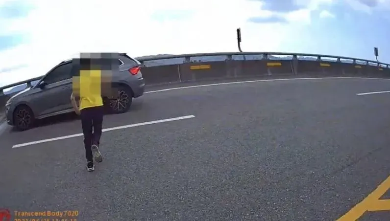 男童台65線遛達　遇警搶救亂竄車陣！驚悚畫面曝