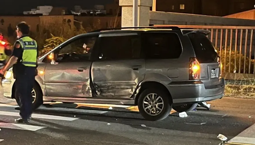 影/澎湖縣長陳光復驚傳車禍！座車左轉遭重機撞上　女騎士當場噴飛