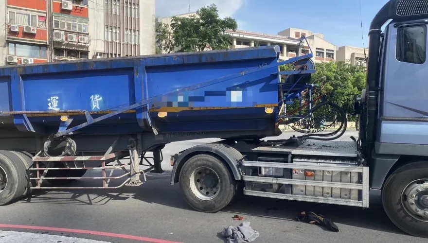 快訊/曳引車疑轉彎內輪差撞單車　老翁倒地手腳骨折送醫急救