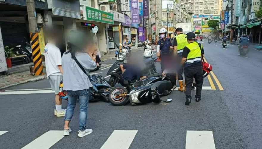 影/乖乖停等行人通過竟遭追撞！中和3機車街頭卡成一團