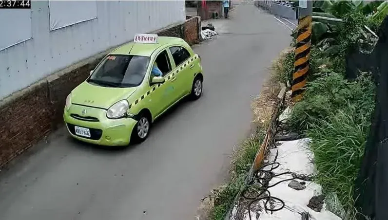 台中男大生駕訓路考「不到10秒慘撞牆」　監考官翻白眼：請下車