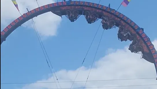 影/絕命終結站！美國雲霄飛車運行中突故障　8乘客倒掛半空中3小時