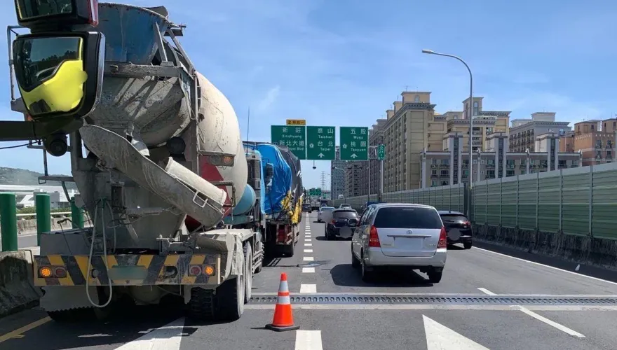 台65線上班尖峰時段5車追撞！大貨車疑追尾釀禍　交通一度受阻癱瘓