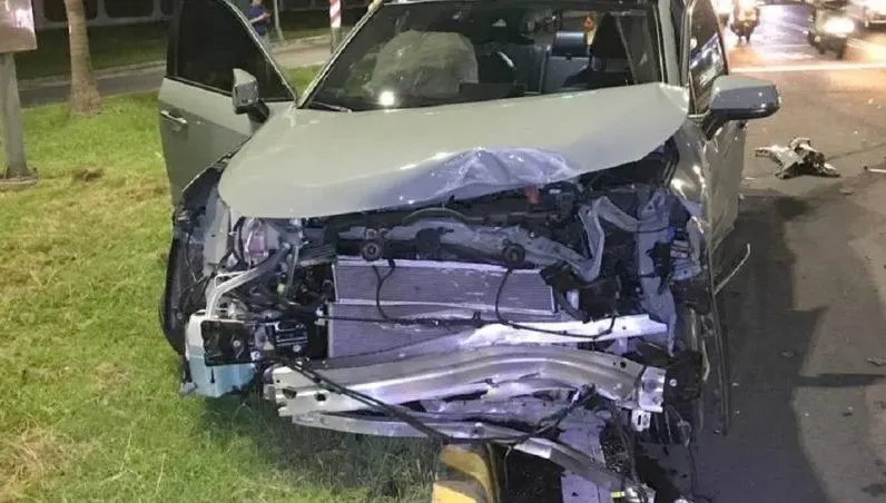 鬼切釀禍！高雄左營切換車道釀嚴重車禍　車頭撞爛、2車駕駛輕傷