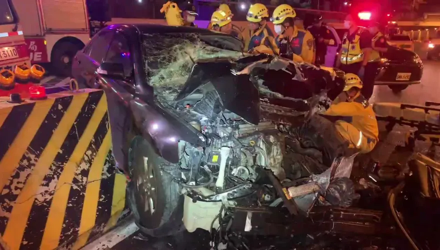 影/先吻交維車再硬幹安全島！台中台74線自撞事故「車頭全毀」