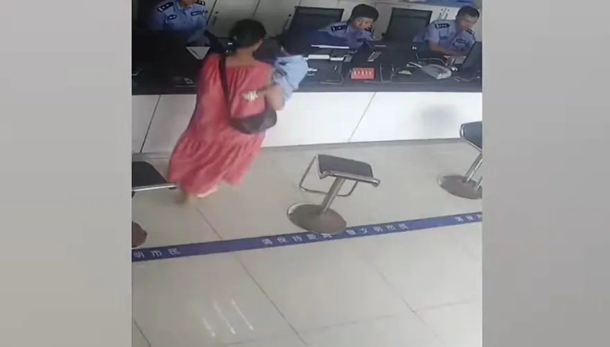 影/只肯穿警服！女童全身熱出痱子　寶媽抱孩求助派出所：1歲車禍「後遺症」