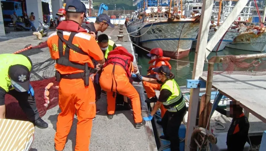 快訊/瑞芳蝙蝠洞8潛水客被洋流帶走　海巡船艦全數救起