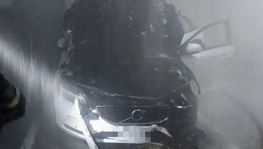 快訊/樹林地下停車場汽車自燃　濃煙狂竄車頭全燒毀