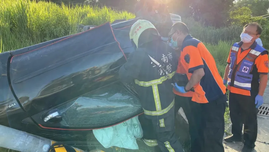 影/台南公墓旁驚傳自撞電桿車禍！1死1命危救治中