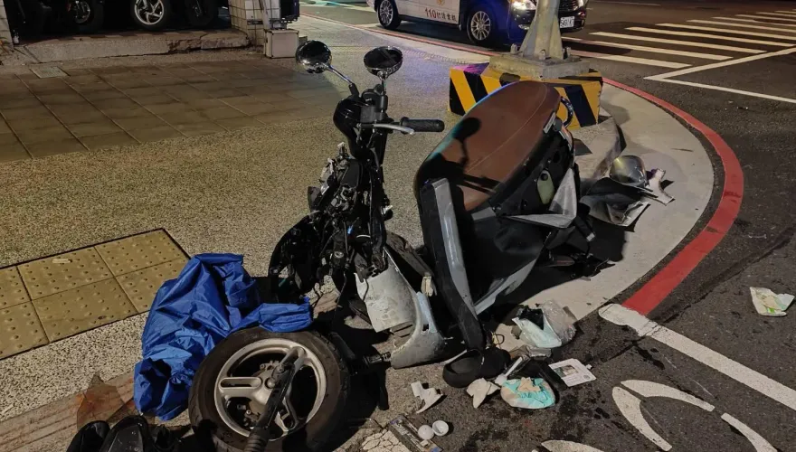 整輛Gogoro撞爛！路口猛撞休旅車　騎士噴飛重摔送醫不治