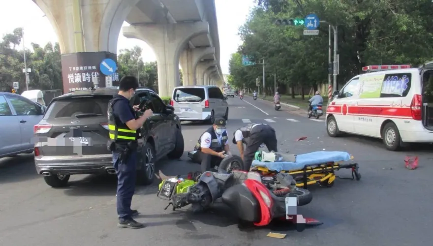 影/楠梓車禍奪命瞬間曝！弟騎機車遭左轉車撞上身亡　兄淚求「行車紀錄器畫面」
