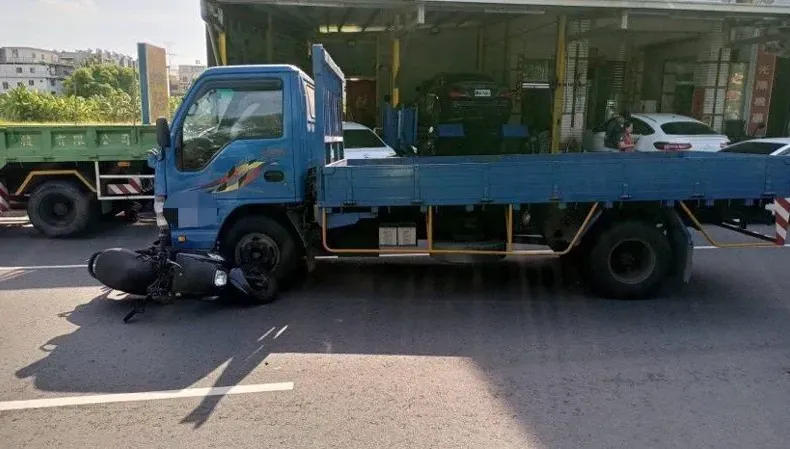影/砰！8旬老翁騎機車疑闖紅燈暴衝　遭貨車猛撞慘死