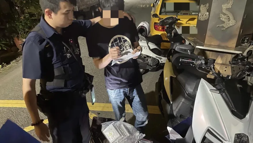 影/這是什麼？21歲男車廂酒盒藏毒　被警識破啞口無言遭逮