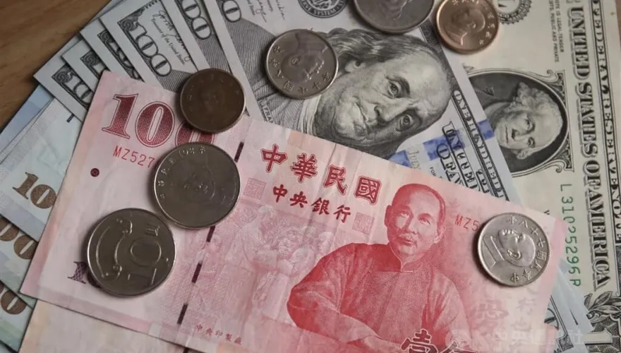台股崩了！盤中狂瀉逾2000點　新台幣重貶2角創10個月新低