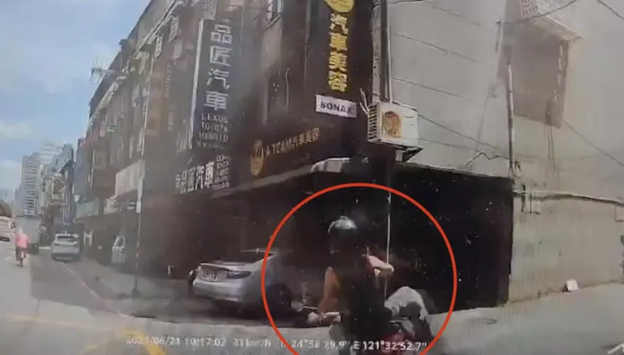 影/女騎士遭右轉車掃撞後輪　一個MOVE沒閃過撞標示桿倒地傷