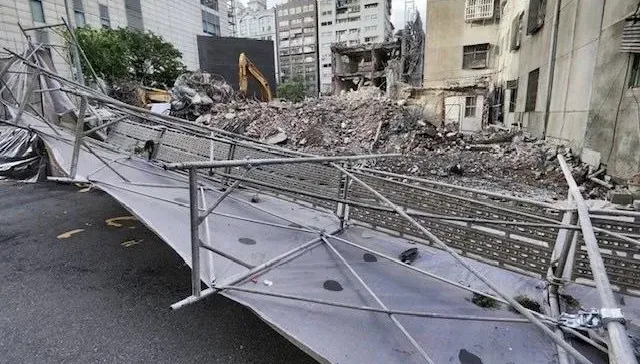 影/北市強風吹垮工地鷹架　扯斷電線壓損機車幸無人傷