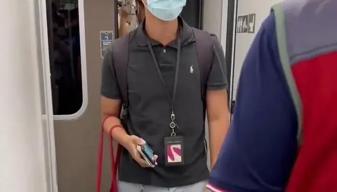 獨/躁動片！男子台鐵車廂內跳針猛說「借過」　手機放軍歌超大聲還踹人