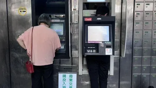 郵局ATM藏人？他發文釣出員工回應　網笑：無卡提款有夠先進
