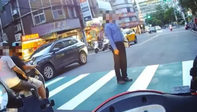 永和「帝王行人」站斑馬線仰天10秒！　綠燈汽機車不敢動