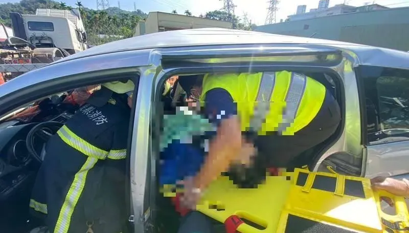 南投4口家出遊變喪事！休旅車連挨兩撞、砂石車擠爆車體　16歲少年不治