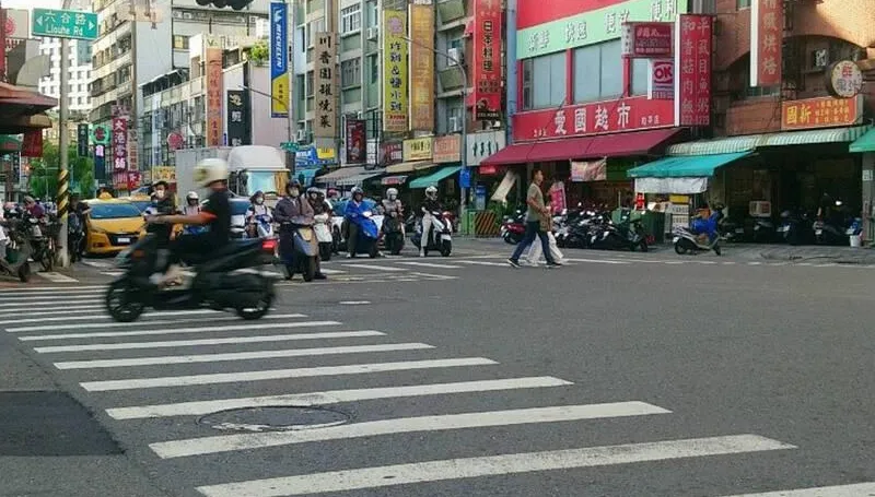 停車等紅燈「未全程」打左轉方向燈　駕駛吞3600罰單喊苦