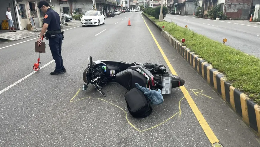 影/宜蘭小黑拉著主人衝路中！他遭撞滾好幾圈、騎士「噴飛對向」