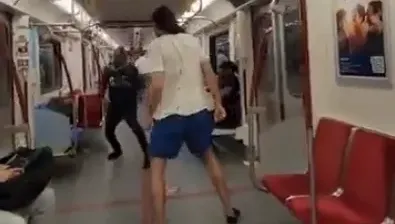 影/加拿大地鐵傳濺血事件！黑人男車廂內持刀攻擊　乘客尖叫四處逃竄