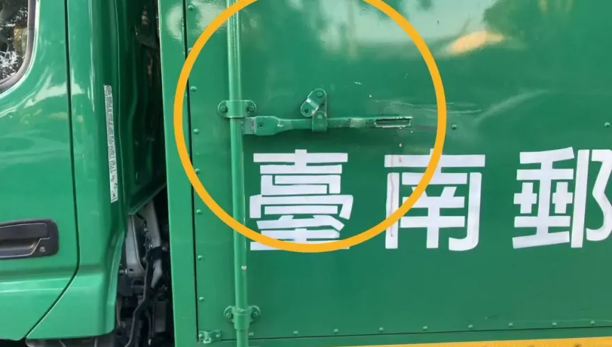 影/離奇擦撞！台南郵務車「把手刺破安全帽、穿太陽穴」　騎士爆頭亡