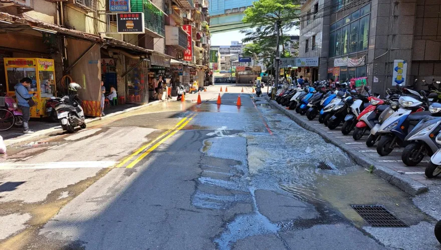 基隆成功市場前爆水管！地基被掏空　400戶一度沒水用