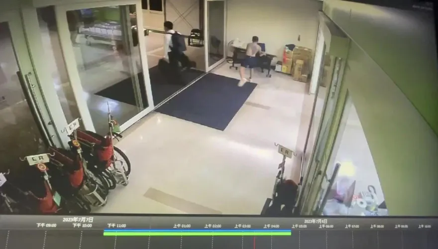 台中「海神」屁孩車禍醒了！跟女友吵架遷怒醫院　咆哮又翻桌