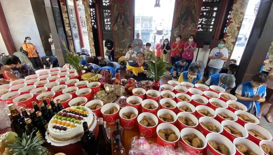 網紅神明虎爺慶生！台南興濟宮信眾揪團買70桶炸雞　畫面很壯觀