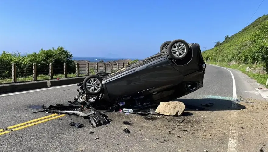 才打哈欠秒翻車！男子濱海公路自撞山壁　四輪朝天削下巨石