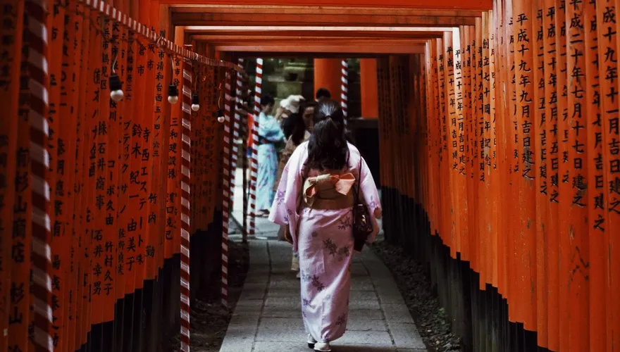 她挺孕肚參拜神社！胸前「太子玉珮」竟斷掉消失　網齊喊：擋災了