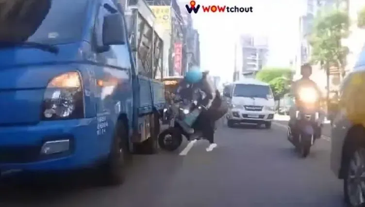 影/永和低胸妹摔車險遭輾、10男幫撐傘護花　網：心疼奶奶撞傷