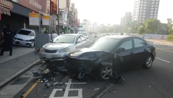 驚險一瞬間！台中43歲男喝茫「逆向掃撞3車」　騎士躲過一劫