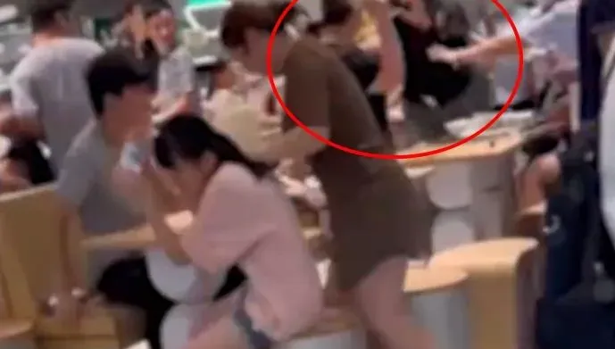 影/自助餐店上演全武行！2滬女為爭搶座位「拿餐具互丟對方」