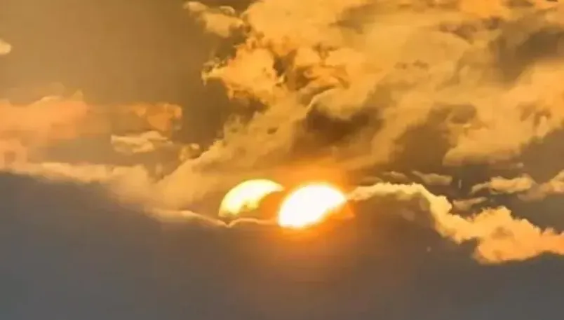 影/熱爆原因曝？男子拍到「兩個太陽」藏雲層　網驚：這是宇宙出BUG了