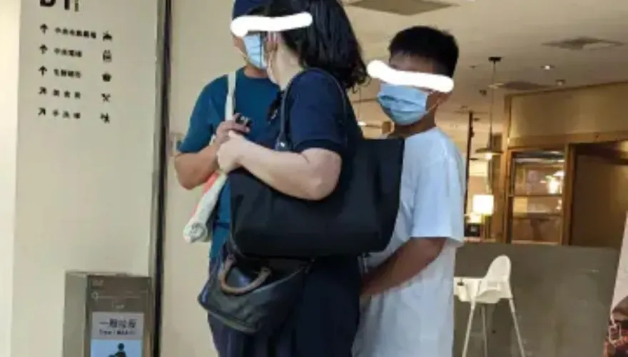 女子「遭國小生大力搥胸」！嘻皮笑臉「不像是初犯」　她怒報警無奈結局曝