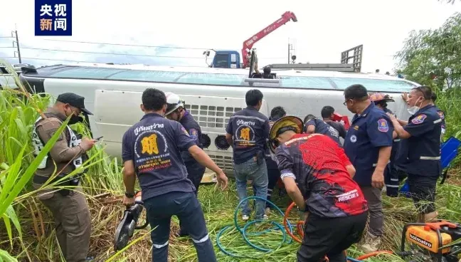 泰國巴士因天雨路滑翻覆釀27傷　車上滿載大陸遊客4人受困車內