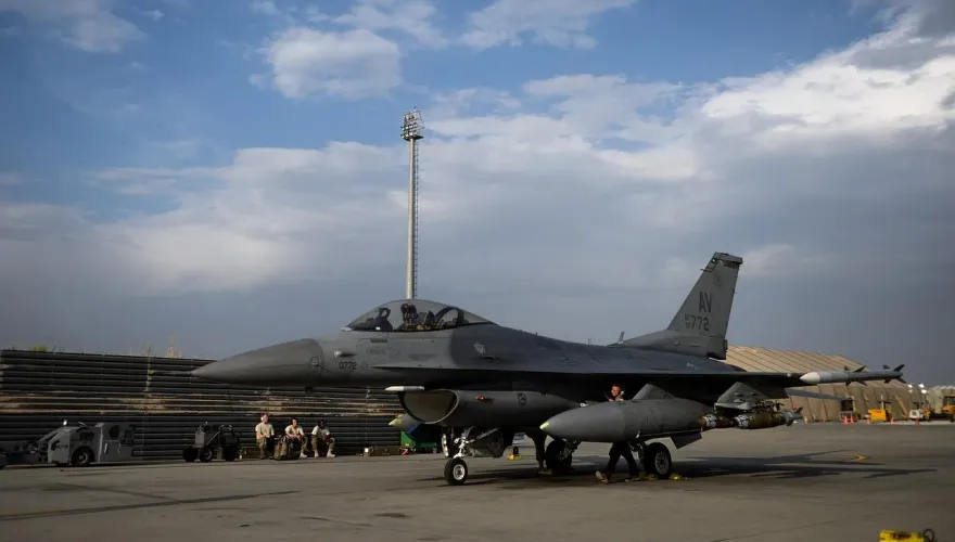快訊/影/一架美軍F-16戰機緊急降落青森機場　原因不明